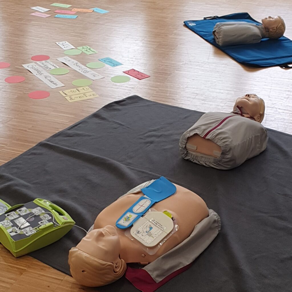 Die Erste-Hilfe-Fortbildung sorgt dafür dass auch langjährige Ersthelfer im Notfall handlungsfähig zu bleiben.