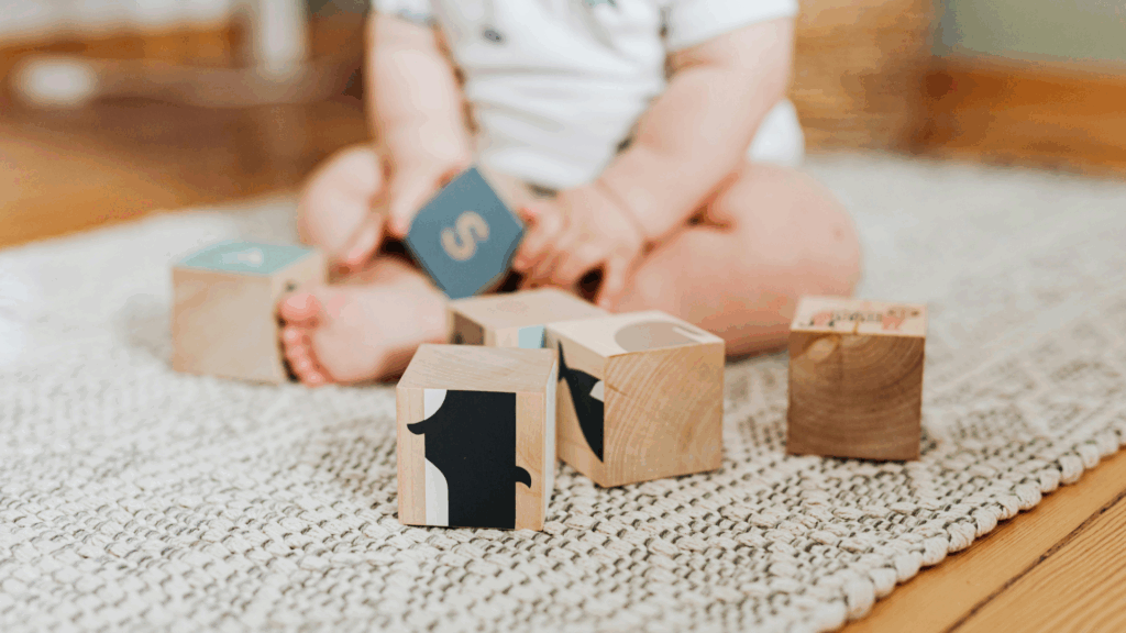 Ein Kind spielt mit unbeschwert mit seinen Bausteinen-doch Sekunden später bekommt es einen Fieberkrampf. Der Kurs "Erste Hilfe für Babys und Kleinkinder" gibt Eltern die notwendigen Informationen und zeigt praktisch, wie Eltern helfen können.
