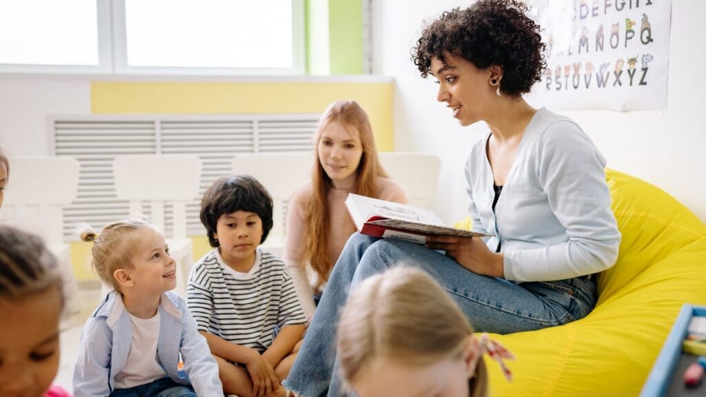 Kinder beim Vorlesen
